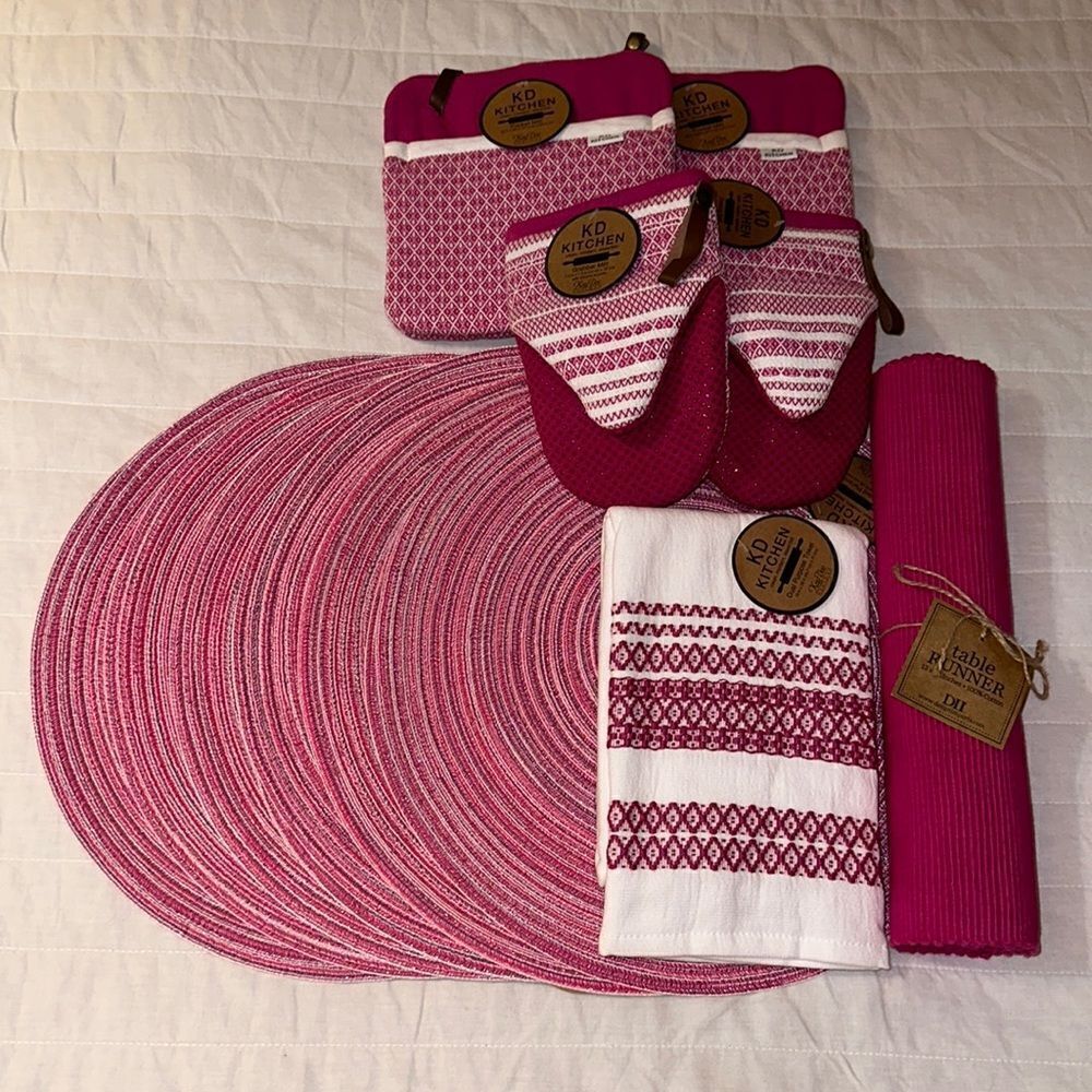 Set of Six Fuchsia Ombre Round Weave Placemats, Table Runner, Mitts, Towel